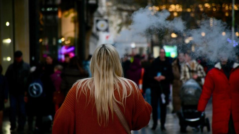 ragazza-su-viale-girata-di-spalle-fumo-sigaretta-elettronica