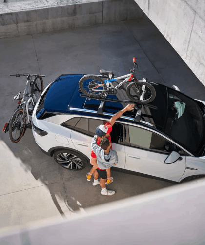 uomo-con-figlio-in-braccio-sistema-accessori-auto-esternamente