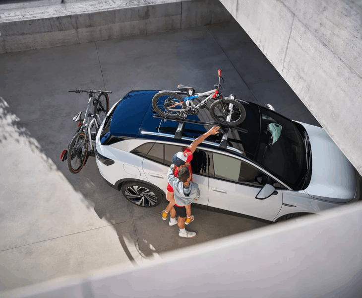 uomo-con-figlio-in-braccio-sistema-accessori-auto-esternamente