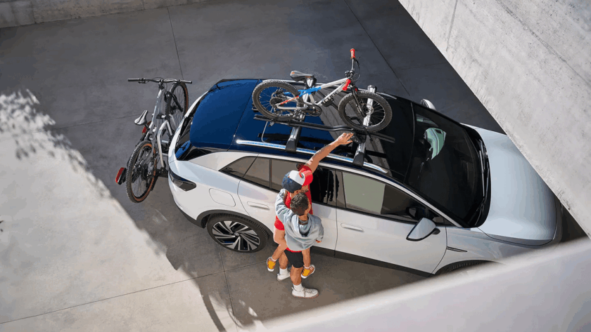 uomo-con-figlio-in-braccio-sistema-accessori-auto-esternamente