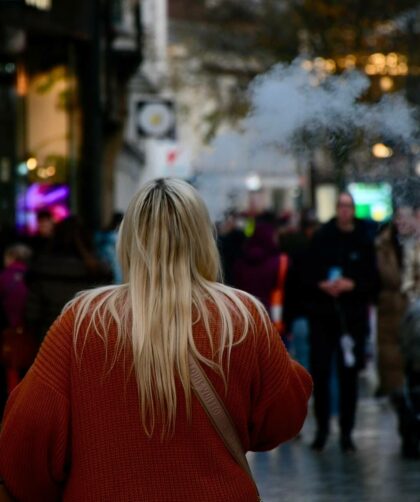 ragazza-su-viale-girata-di-spalle-fumo-sigaretta-elettronica