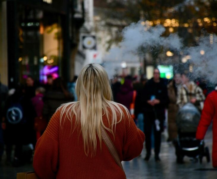 ragazza-su-viale-girata-di-spalle-fumo-sigaretta-elettronica
